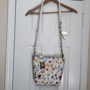 Medium bucket floral bag